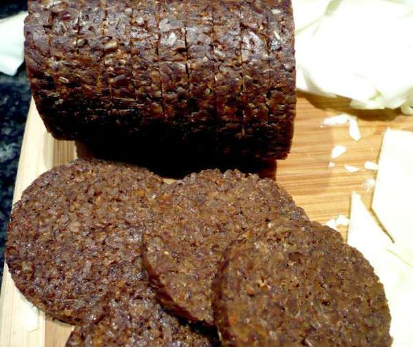 Через час после того, как мы поставили мясо в духовку, переворачиваем его, добавляем крошку хлеба, слегка перемешиваем, поливаем маринадом с бульоном. Ставим еще на полтора часа под крышкой в духовку. Теперь каждые 20 минут мы будем поливать жаркое жидкостью из жаровни, также по два половника.