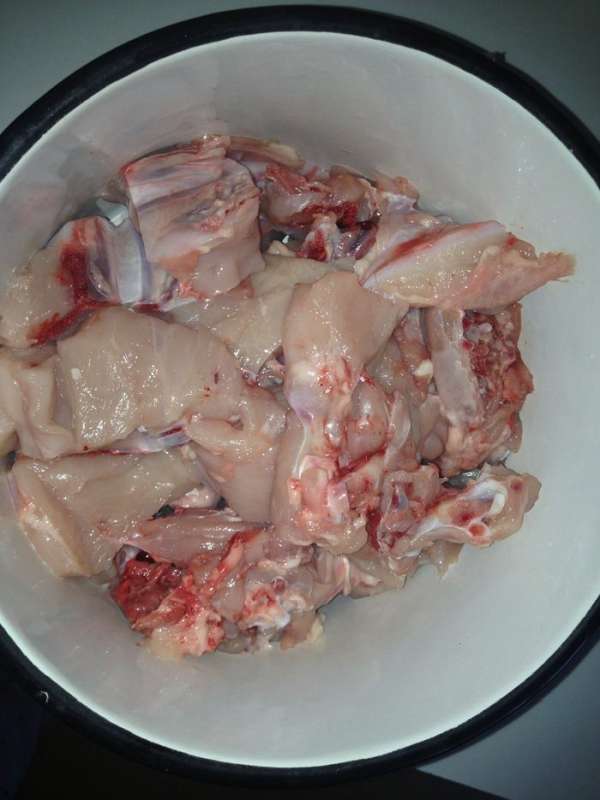курицу моем, разделываем на мелкие кусочки (я снимаю кожу, но это не обязательно). Заливаем водой и варим от момента закипания около 30 мин (несколько больше чем просто до готовности, чтоб бульон был более насыщеным и наваристым). Бульон солю. курицу моем, разделываем на мелкие кусочки (я снимаю кожу, но это не обязательно). Заливаем водой и варим от момента закипания около 30 мин (несколько больше чем просто до готовности, чтоб бульон был более насыщеным и наваристым). Бульон солю.