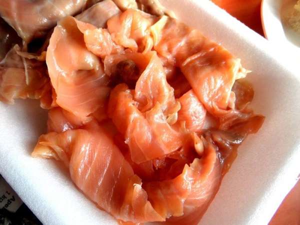 Из готовой упаковки красной рыбки выбираем тонкие длинные кусочки.