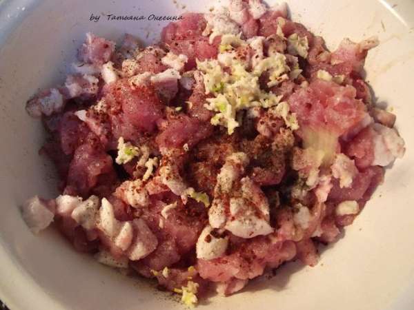 Мясо и сало  нарезаем на небольшие кусочки. В ступке измельчаем все специи и посыпаем мясо. Добавляем чеснок, коньяк, сок лимона и хорошо перемешать мясо руками. Оставить мариноваться на 1 час в прохладном месте, периодически перемешивая мясо. 