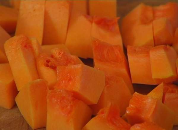Тыкву нарезать крупными кусками и снять кожуру. Тыкву нарезать крупными кусками и снять кожуру.