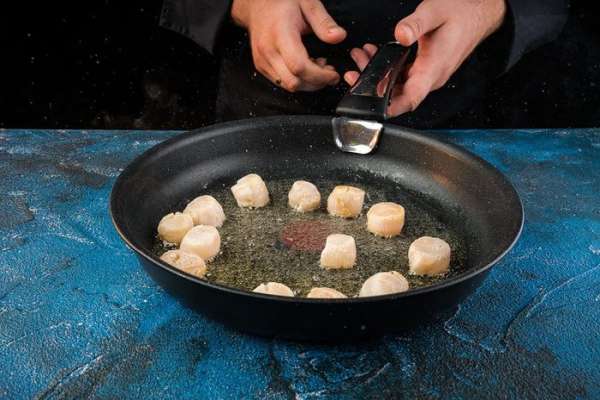 Положить все нарезанные овощи, кроме лука. Растительное масло максимально нагреть, лук пассеровать буквально 1 мин.
