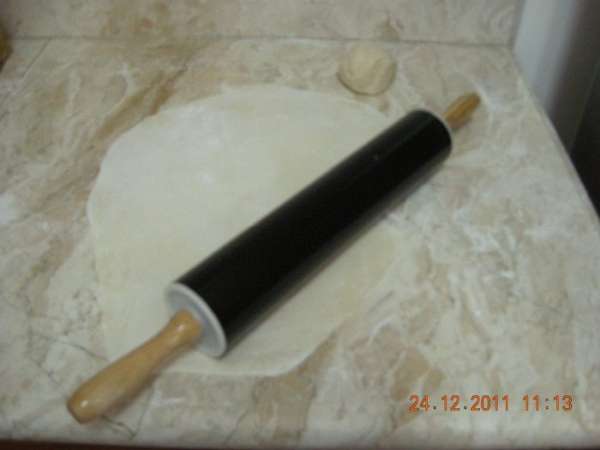 Из муки, соли, оливкового масла и воды замесить эластичное тесто, дать полежать 10-15 минут, затем разделить на 4 части и каждую раскатать тонко-тонко. Форма не имеет значения! 
