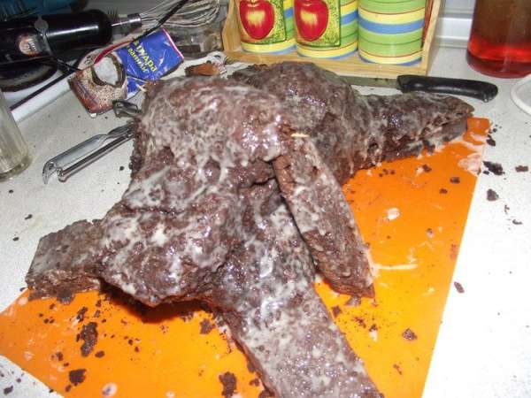 Обмазываем нашу собаку сгущёнкой и даём немного пропитаться.