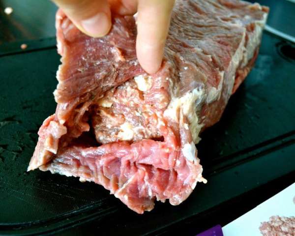 Начинить 'карман' полученной начинкой. И закрыть край двумя деревянными шпажками. Начинить 'карман' полученной начинкой. И закрыть край двумя деревянными шпажками.