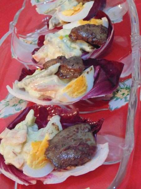 На лист салата выкладываем немного салата, кусочек куриной печени и дольку отварного яйца. Наша закуска готова! Приятного аппетита!