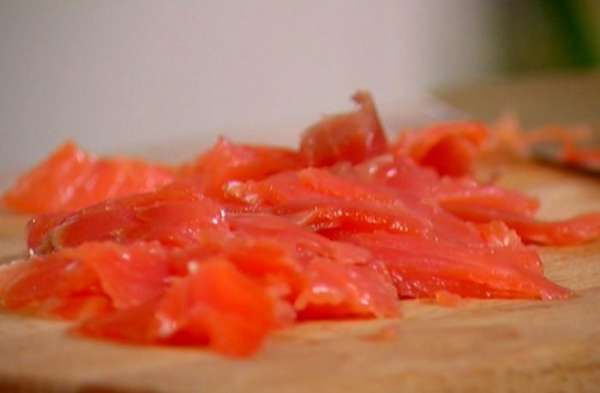 Форель порезать небольшими кусочками.