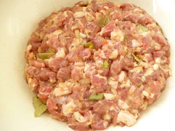 Достать мясо из холодильника, убрать лавровый лист. Добавить яйца, натертый на крупной терке сыр и нарезанную зелень.Опять все хорошо перемешать.Если фарш покажется суховатым-добавьте лишнее яйцо,потому что яйца бывают разной величины. Достать мясо из холодильника, убрать лавровый лист. Добавить яйца, натертый на крупной терке сыр и нарезанную зелень.Опять все хорошо перемешать.Если фарш покажется суховатым-добавьте лишнее яйцо,потому что яйца бывают разной величины.