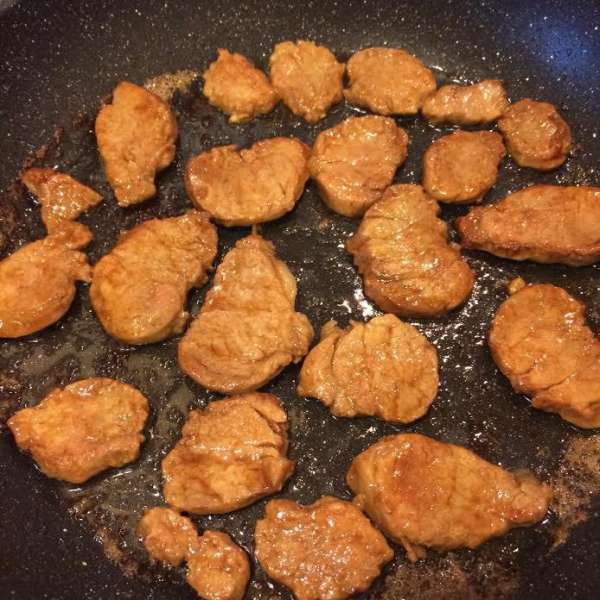 Разогреть сковороду с толстым дном, добавить масло и обжарить мясо. Готовое мясо переложить на тарелку и накрыть фольгой. Разогреть сковороду с толстым дном, добавить масло и обжарить мясо. Готовое мясо переложить на тарелку и накрыть фольгой.