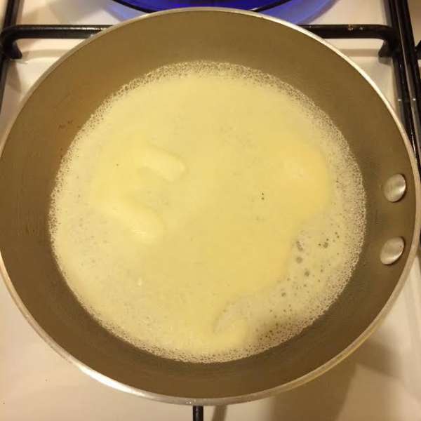 Сковороду нагреть, слегка смазать маслом. Сковороду нагреть, слегка смазать маслом.
