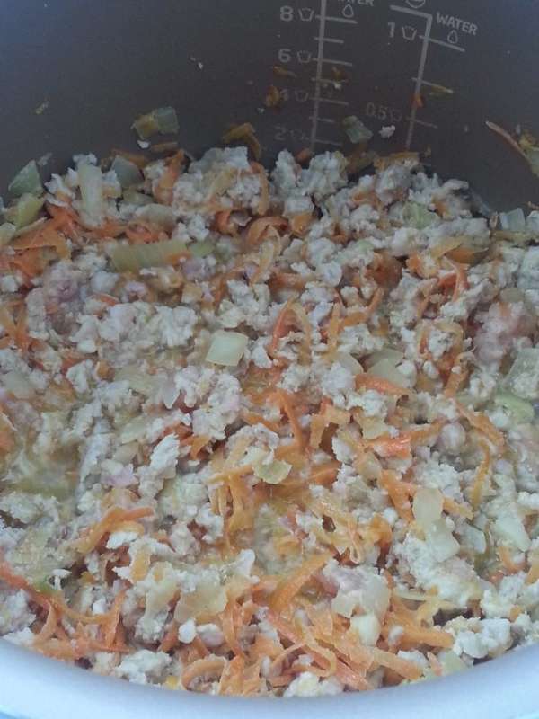 Добавляем куриный (РУБЛЕНЫЙ) фарш. Можно приготовить его из куриного филе, но тогда это будет первый шаг, или взять любой другой, на Ваше усмотрение. Добавляем воду, которую не успела впитать гречка (!) и тушим минут 5-10, добавляем соевый соус.