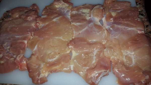 Куриные бедра без косточки мне разрезали для рулетиков и отбили в мясной лавке. Дома я просто помыла их и обрезала жир.
