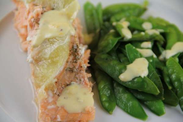 Подаем рыбу с гарниром по вкусу, полив частью соуса. Остальной можно подать отдельно. У меня на гарнир были стручки молодого зеленого горошка. Приятного аппетита)) Подаем рыбу с гарниром по вкусу, полив частью соуса. Остальной можно подать отдельно. У меня на гарнир были стручки молодого зеленого горошка. Приятного аппетита))