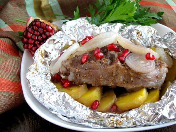 При подаче рядом с куском мяса выложите картофель вместе с луком. Мясо полить соусом со дна фольги. Или можно подать прямо в фольге. Украсить зеленью и зернами граната. Приятного аппетита! При подаче рядом с куском мяса выложите картофель вместе с луком. Мясо полить соусом со дна фольги. Или можно подать прямо в фольге. Украсить зеленью и зернами граната. Приятного аппетита!