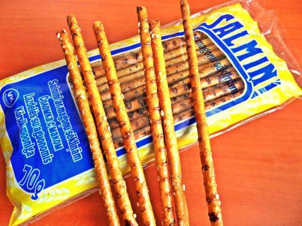 Из подготовки нужно заранее купить мини пачку такой соломки с маком или кунжутом.