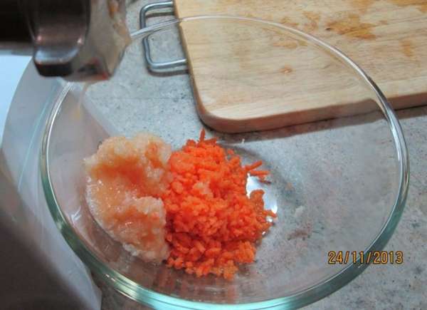 Лук и морковь почистить, крупно нарезать и измельчить в мясорубке.