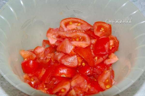 Помидор помыть и порезать кусочками.
