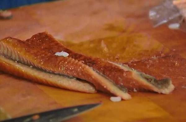 Угря порезать длинными кусочками.