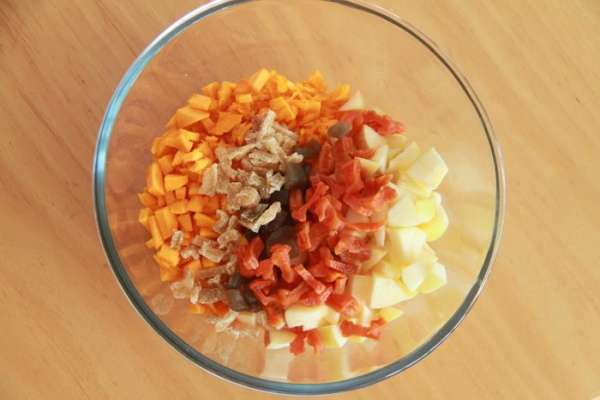 Соединить мякоть тыквы, яблоки, порезанную курагу, цукаты. Соединить мякоть тыквы, яблоки, порезанную курагу, цукаты.