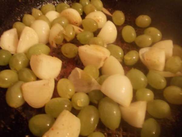 На сковороде, в масле и соке, который остался после курицы, протушиваем виноград с луком,собираем соки так сказать. Через пару минут,выливаем туда вино,подождем пока закипит и выключаем плиту.