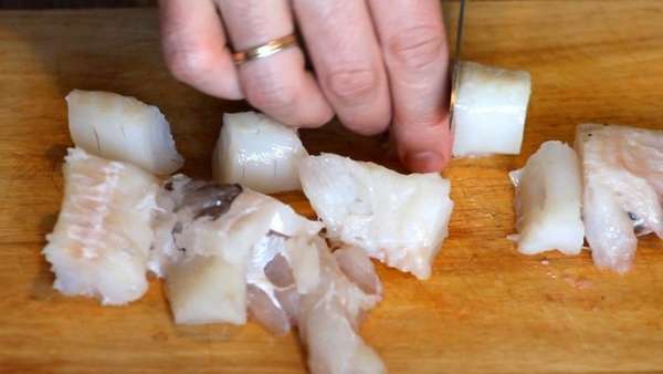 Нарезаем филе трески небольшим кубиком.