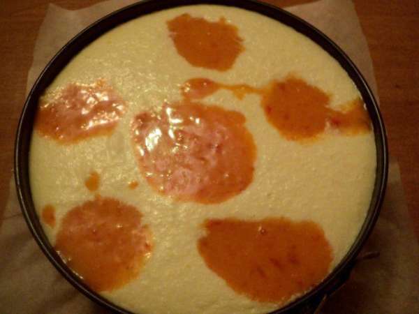 Затем по 2-3 ст.ложки выложить  начинку из хурмы кучками симметрично по творожной массе.