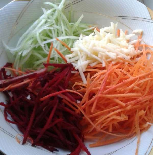 Все натереть на терке соломкой. В этой терке залог вкуса, иначе, будет все по - другому.