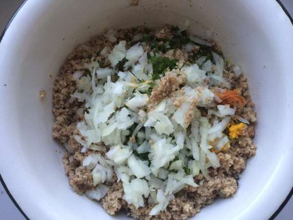 Смешать орехи, лук, зелень, посолить по вкусу. Добавить уксус (уксус можно заменить гранатовым соком, но у меня его просто не было). Смешать орехи, лук, зелень, посолить по вкусу. Добавить уксус (уксус можно заменить гранатовым соком, но у меня его просто не было).