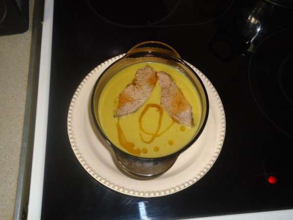 Готовый суп наливаем в чашку, кладем пару кусочков мяса и поливаем тонкой струйкой кунжутное масло. Подаем!