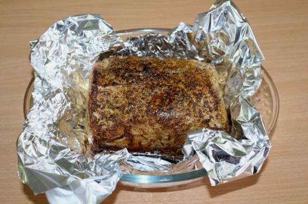 Фольгу сложить в два слоя (с запасом) и выложить на нее обжаренное мясо. Фольгу сложить в два слоя (с запасом) и выложить на нее обжаренное мясо.