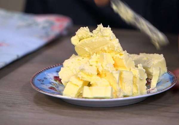 Нарезать кубиками 150 г предварительно охлажденного сливочного масла.