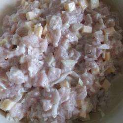 Смешиваем в миске курицу, сыр, лук, мелко нарезанный чеснок, специи (у меня соль, перец, кориандр и сушенный майоран) и оставляем мариноваться на 1,5 часа. Смешиваем в миске курицу, сыр, лук, мелко нарезанный чеснок, специи (у меня соль, перец, кориандр и сушенный майоран) и оставляем мариноваться на 1,5 часа.