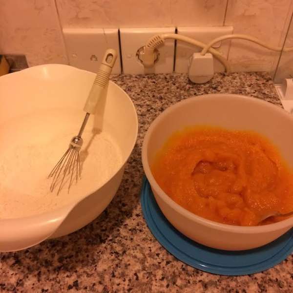 В миске смешать сухие ингредиенты. Приготовить тыквенное пюре можно по этому рецепту http://www.edimdoma.ru/retsepty/84820-pumpkin-cheesecake-chizkeyk В миске смешать сухие ингредиенты. Приготовить тыквенное пюре можно по этому рецепту http://www.edimdoma.ru/retsepty/84820-pumpkin-cheesecake-chizkeyk
