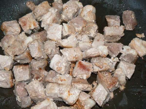 Нарезать мясо на небольшие кусочки.
Обжарить  на растительном масле в   до образования румяной корочки. Приправить солью,перцем .



