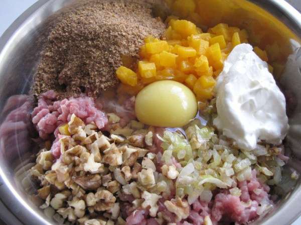 К мясному фаршу добавьте жареный лук с чесноком, тыкву, орехи, панировочные сухари, сметану, яйцо. Посолите и поперчите. Хорошо перемешайте. К мясному фаршу добавьте жареный лук с чесноком, тыкву, орехи, панировочные сухари, сметану, яйцо. Посолите и поперчите. Хорошо перемешайте.