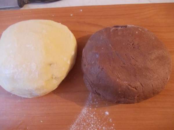 Замесить тесто с мукой и разрыхлителем.