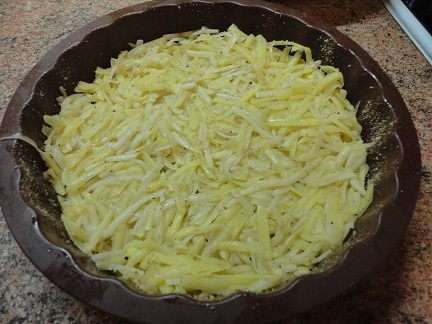 Выложить половину картофельной массы.