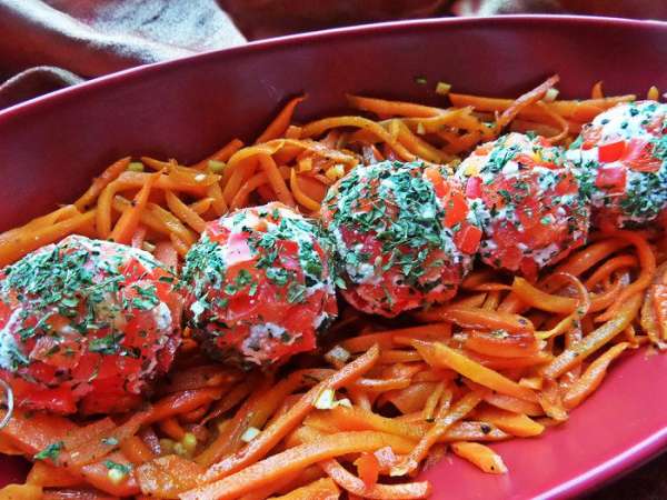 Такая закуска привлечёт внимание гостей своим внешним видом и вкусом тоже!