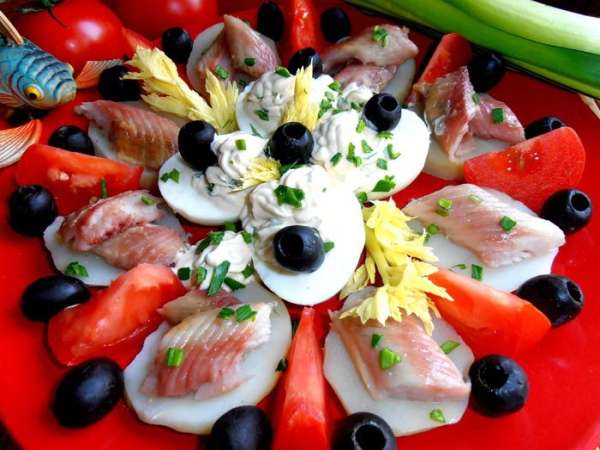 Припорошим сверху зеленью и подаём на закуску!