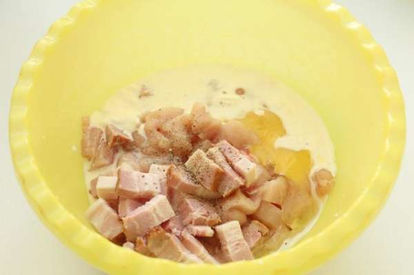 Куриное филе нарезаем на мелкие кусочки.
Добавляем к нему рубленый бекон и яйцо. Солим и перчим. Вливаем сливки.
Куриное филе нарезаем на мелкие кусочки.
Добавляем к нему рубленый бекон и яйцо. Солим и перчим. Вливаем сливки.