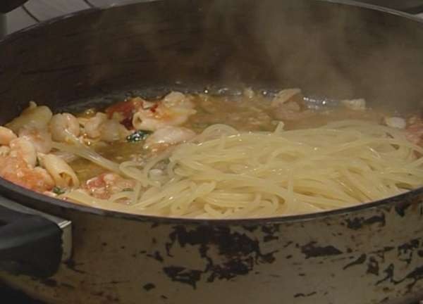 Выложить макароны в сковороду с соусом, влить немного воды, в которой они варились, и довести до готовности, постоянно помешивая и по необходимости добавляя воду.