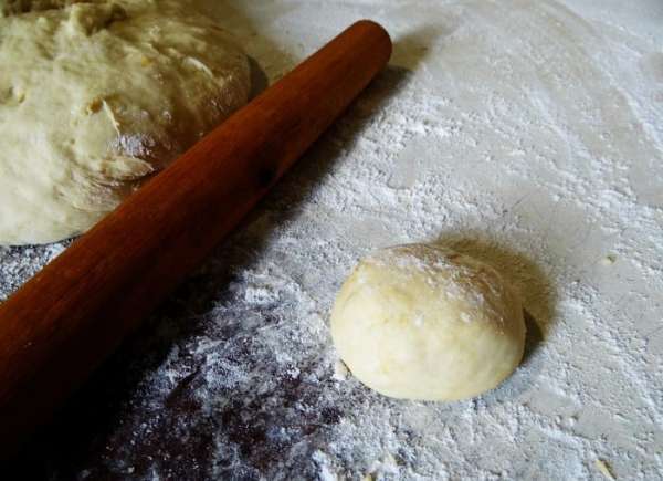 От теста отрывать небольшие кусочки..