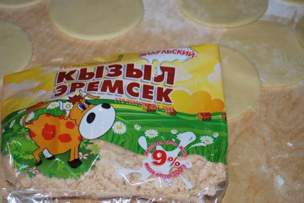 Раскатываем тесто и вырезаем кружки.