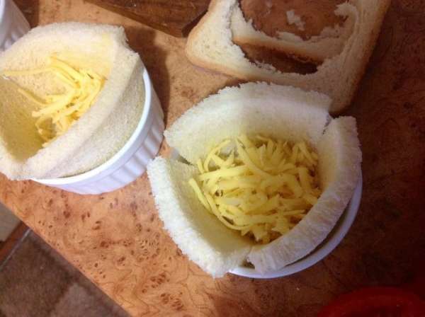 Посыпать тёртым сыром.
