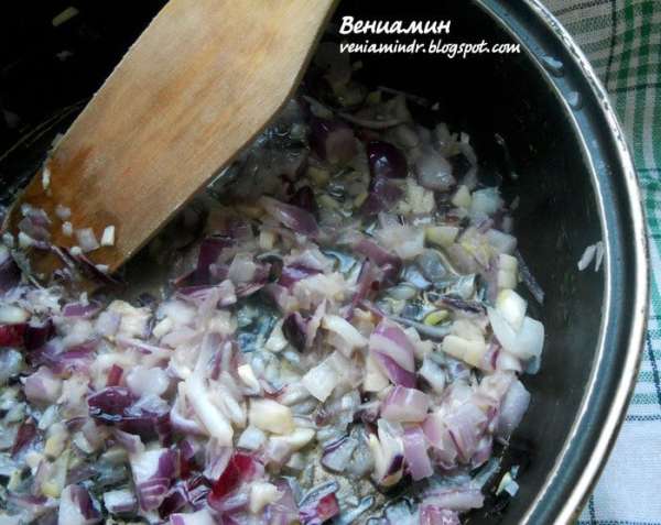 В сковороде/сотейнике разогреть пару ложек оливкового масла и небольшой кусок сливочного. Плоской стороной ножа раздавить чеснок, обжарить его пару минут и удалить (можно и сохранить, тогда его следует измельчить и не допускать потемнения при обжаривании). В том же масле обжарить мелконарезанный лук, на среднем огне, несколько минут, не допуская его потемнения. Влить вино, и выпарить минуту-две - должен уйти резкий алкогольный запах. 