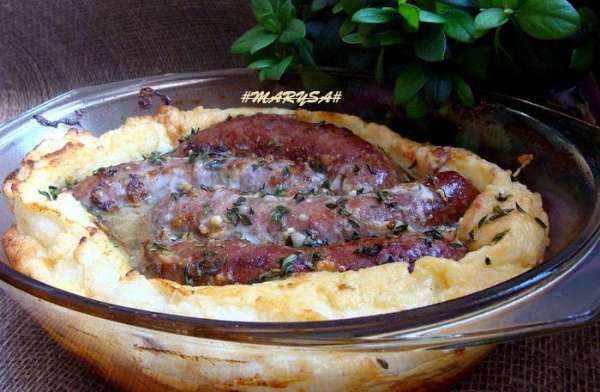 Получается очень красивое блюдо! и очень вкусное!
Пудинг нежнейший, а купаты ароматные за счет травок!

Хочу сказать, что не нужно пугаться большого количества масла! Ни пудинг ни купаты его не впитывают сильно, так что оно все останется отдельно.