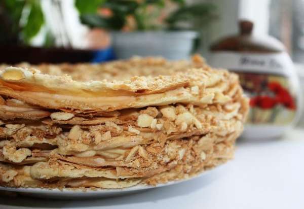 Собираем торт, слой за слоем, посыпаем искрошенными обрезками и в прохладное место на час, два, на ночь- сколько хватит силы воли. Мне нравится – через час, он хрустит и ломается, его невозможно нарезать, но в этом и вся прелесть, слизывать крем с пальцев и чувствовать себя маленькой девочкой. Собираем торт, слой за слоем, посыпаем искрошенными обрезками и в прохладное место на час, два, на ночь- сколько хватит силы воли. Мне нравится – через час, он хрустит и ломается, его невозможно нарезать, но в этом и вся прелесть, слизывать крем с пальцев и чувствовать себя маленькой девочкой.