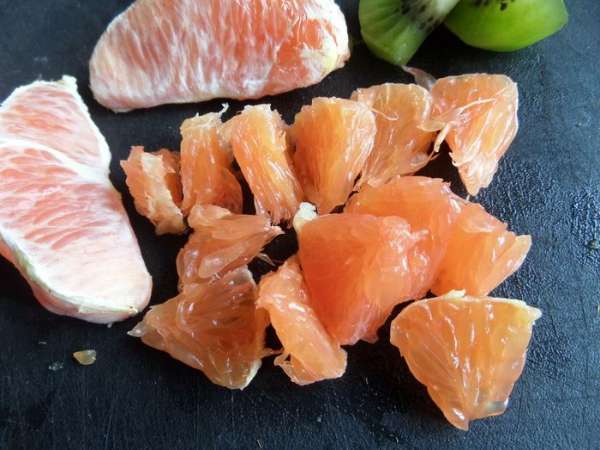 Очистить от плёнок и нарезать кусочками несколько долек.