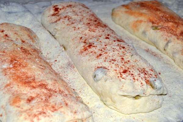 Уложить батончики на густо посыпанное кукурузной мукой полотенце. Я посыпала сверху паприкой.