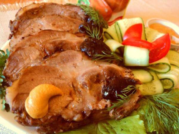 При подаче порезать мясо на пласты. Подавать рекомендуется с овощами и горчицей. Приятного аппетита!